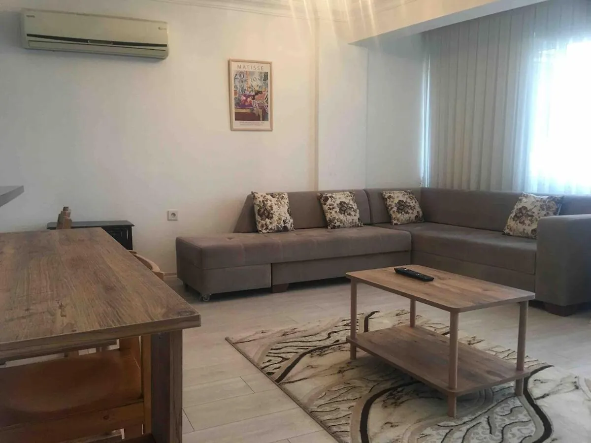 Red, Sea View Central Flat 马尔马里斯 公寓